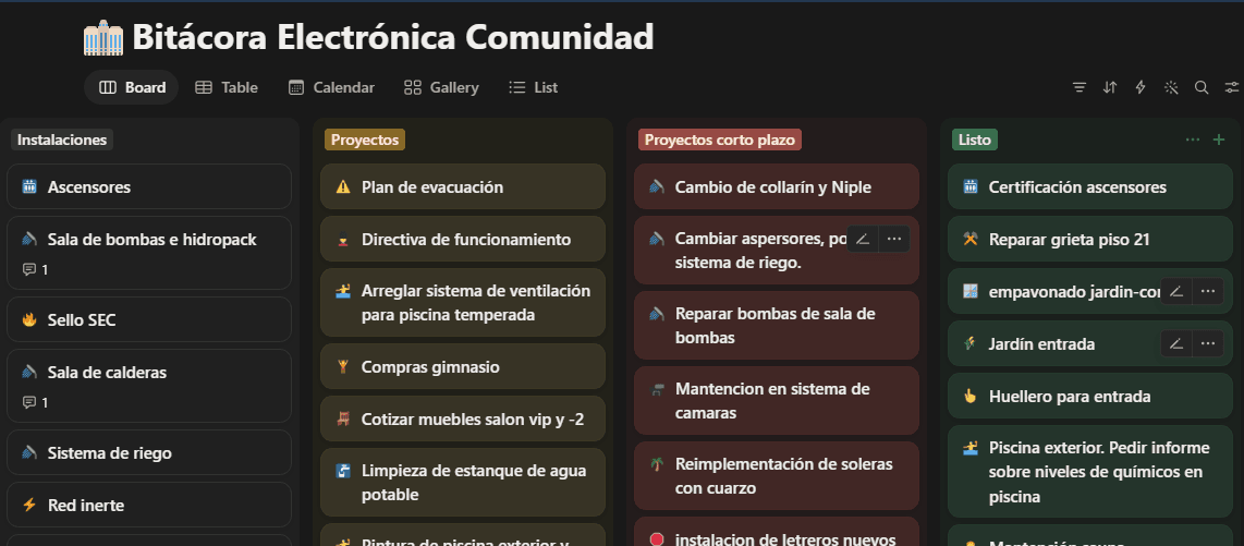 Bitácora digital en tablet o computadora mostrando el registro y seguimiento de los servicios de cobranza de gastos comunes para condominios en Chile