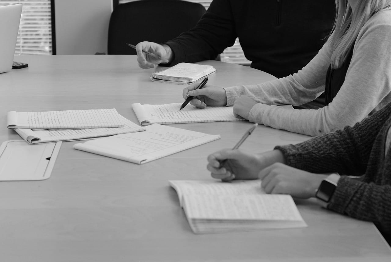 Equipo de trabajo revisando documentos para informes de cobranza, seguimiento de casos y auditorías en condominios de Chile
