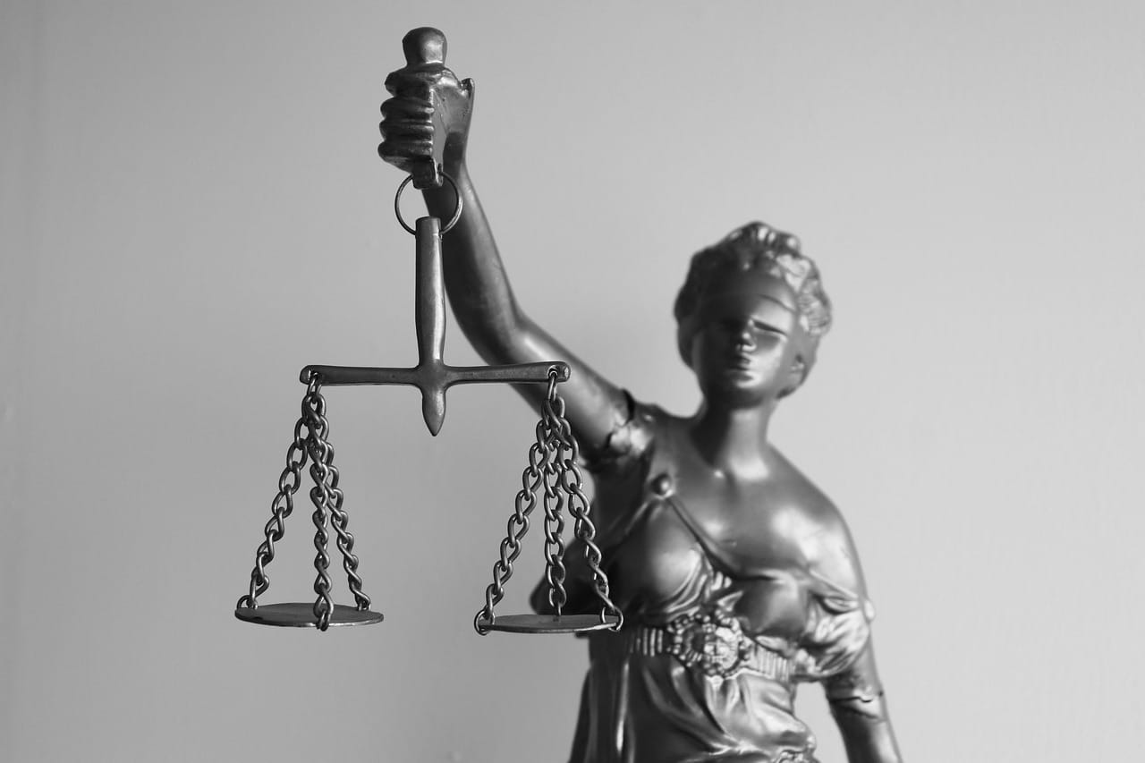Estatua de la diosa Justicia representando el servicio de consultas jurídicas y asesoría legal para cobranza de gastos comunes y cumplimiento normativo en condominios de Chile