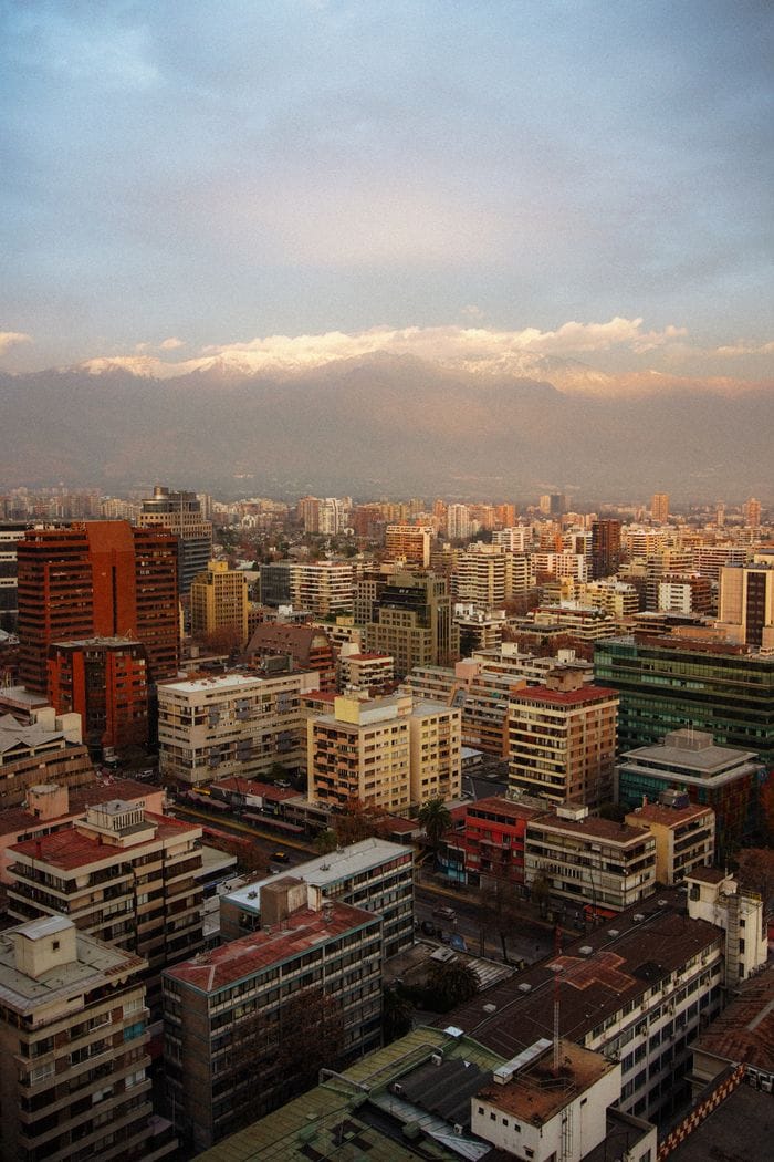 Vista de edificios residenciales en Santiago de Chile, zona de cobertura de Control & Cobranza para servicios de cobranza de gastos comunes y asesoría legal a condominios